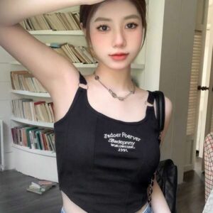 เสื้อครอปแขนสั้นคอกลมพิมพ์ลายตัวอักษรสีดำขาว