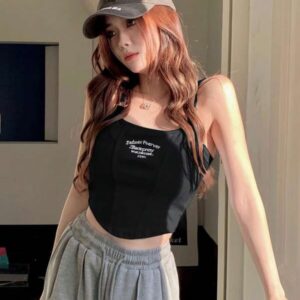 เสื้อครอปสายเดี่ยวคอสี่เหลี่ยมสีดำเรียบมินิมอล