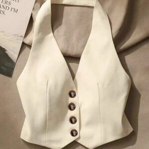 เสื้อครอปกั๊กคอวีกระดุมหน้าสีเบจสไตล์มินิมอล