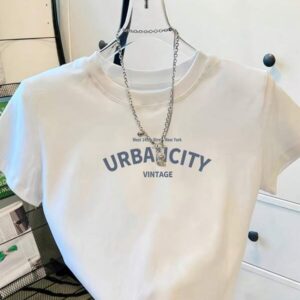 เสื้อครอปแขนสั้นลาย University สไตล์คอลเลจสีขาว