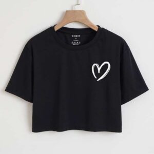เสื้อครอปแขนสั้นปักลายหัวใจสีดำมินิมอล