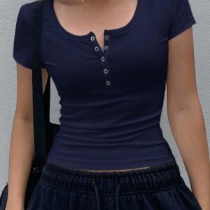 เสื้อครอปแขนสั้นกระดุมหน้าคอกลมสีกรมเรียบ