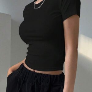 เสื้อครอปแขนสั้นคอสี่เหลี่ยมเนื้อนิตสีกรมเรียบ