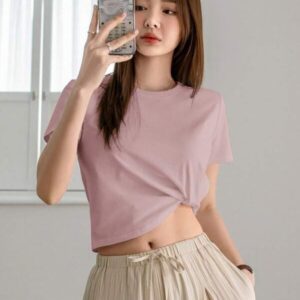 เสื้อครอปแขนสั้นคอสี่เหลี่ยมเนื้อนิตสีชมพูอ่อน