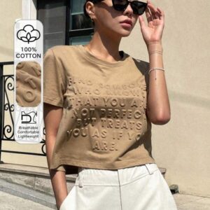 เสื้อครอปแขนสั้นคอสี่เหลี่ยมเนื้อนิตสีเบจเรียบ