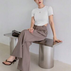 เสื้อครอปแขนสั้นคอกลมสีขาวเรียบมินิมอล