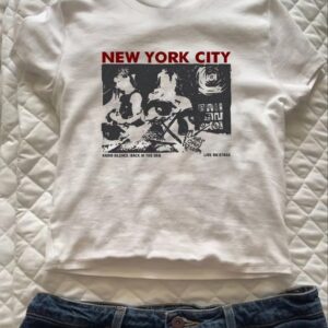 เสื้อครอปแขนสั้นพิมพ์ลายรูปถ่ายกราฟิกสีขาว