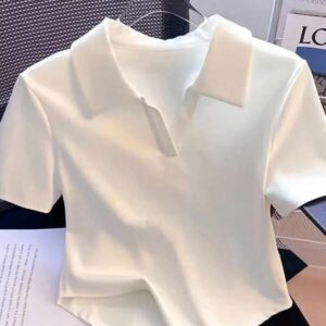 เสื้อครอปแขนสั้นคอปกกระดุมหน้าสีขาวสไตล์โปโล