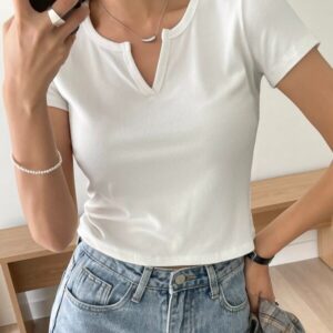 เสื้อครอปแขนสั้นคอวีกระดุมหน้าสีขาวเรียบ