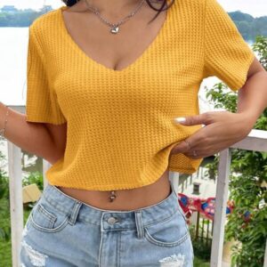 เสื้อครอปแขนสั้นคอวีเนื้อนิตสีเหลืองสดใส