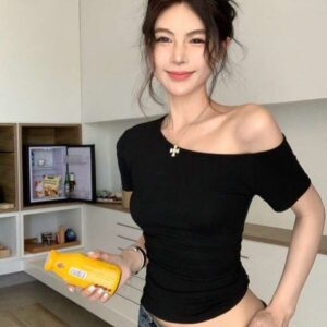 เสื้อครอปเปิดไหล่แขนสั้นคอเฉียงสีดำเรียบ