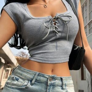 เสื้อครอปผูกเชือกหน้าแขนสั้นสีเทาสไตล์เซ็กซี่