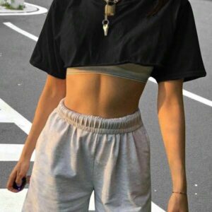 เสื้อฮอตครอปคอกลมสีดำเรียบมินิมอล