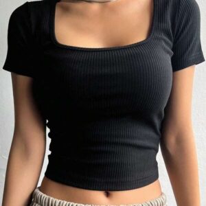 เสื้อครอปแขนสั้นคอสี่เหลี่ยมเนื้อนิตสีดำ