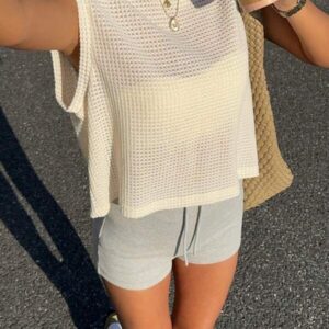 เสื้อครอปสายเดี่ยวคอสี่เหลี่ยมสีครีมเนื้อนิต