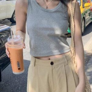 เสื้อครอปแขนกุดคอสี่เหลี่ยมสีเบจเรียบมินิมอล