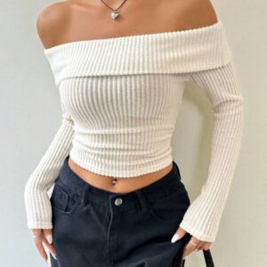 เสื้อครอปเปิดไหล่แขนยาวสีขาวเรียบเฟมินีน