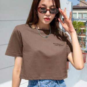 เสื้อครอปแขนสั้นคอกลมสีน้ำตาลเข้มมินิมอล