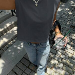 เสื้อครอปสายเดี่ยวคอสี่เหลี่ยมสีเทาดำเรียบมินิมอล