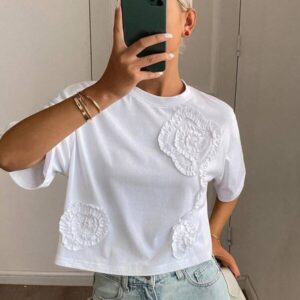 เสื้อครอปแขนสั้นคอกลมปักดอกไม้นูนสีขาวสไตล์หวาน