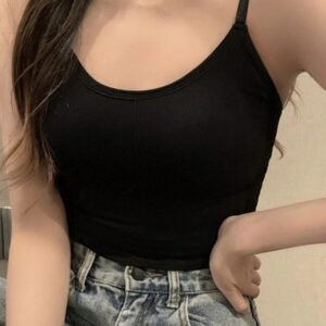 เสื้อครอปสายเดี่ยวคอเว้าสีดำเรียบมินิมอล