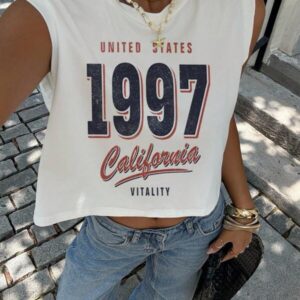 เสื้อครอปสายเดี่ยวลาย 1997 California กราฟิกสีขาว
